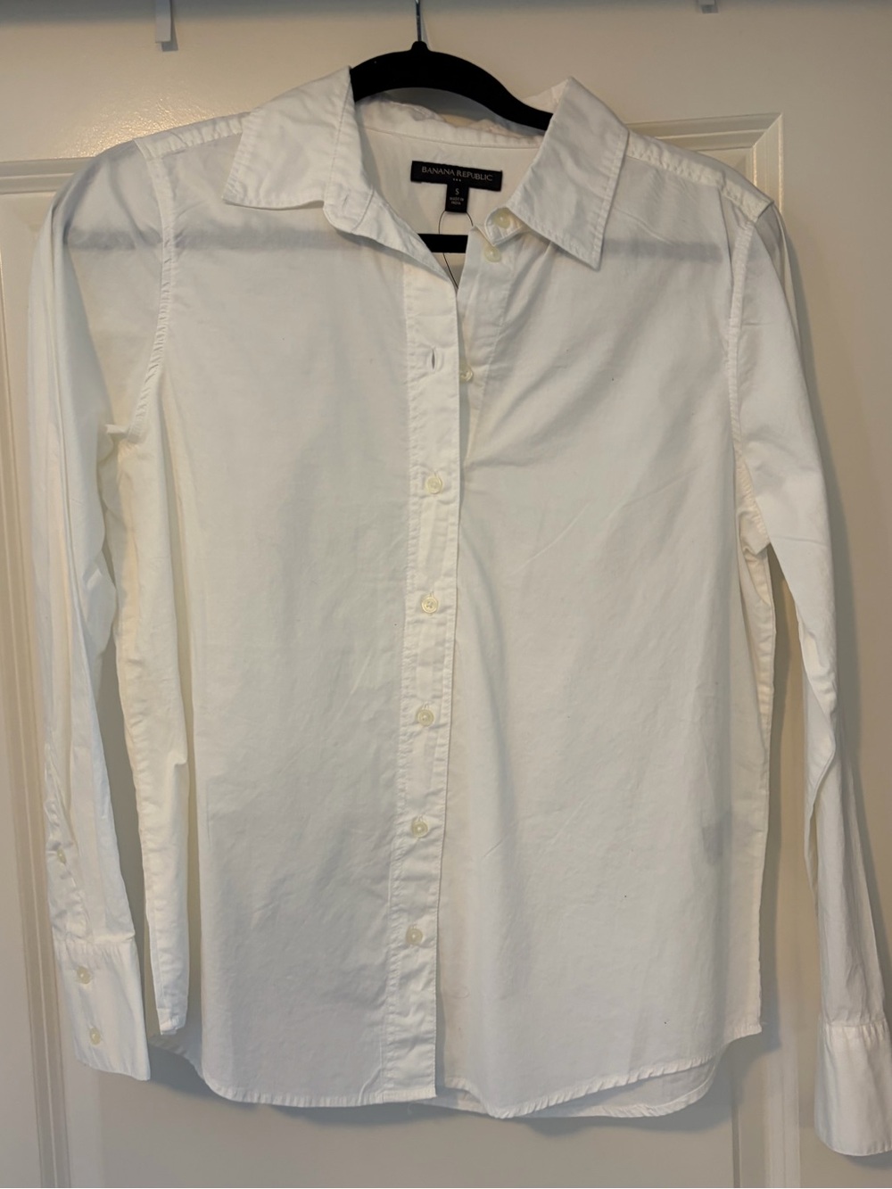 NWT Banana Republic woman’s Classic White Button-Down Shirt